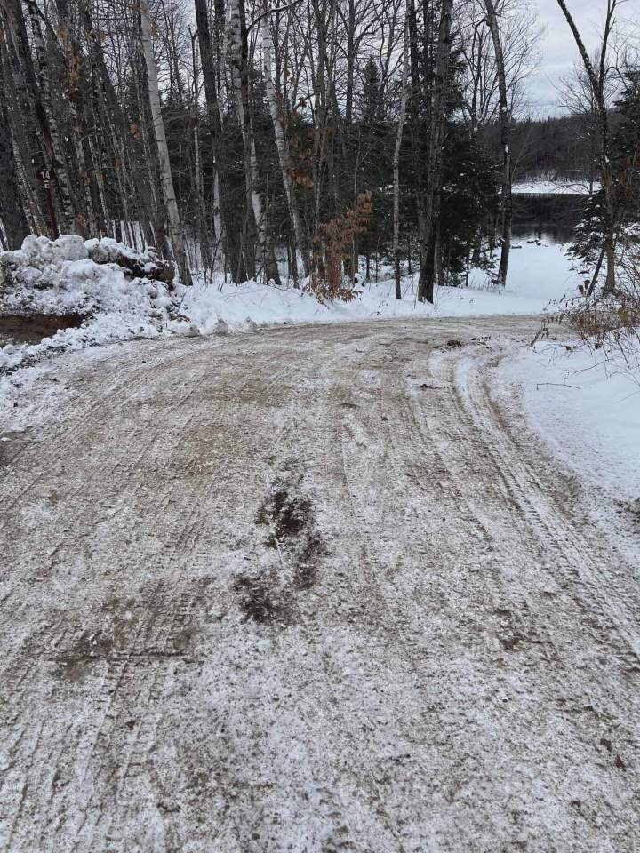 Chemin d'accès après déneigement Notre-Dame-de-Pontmain
